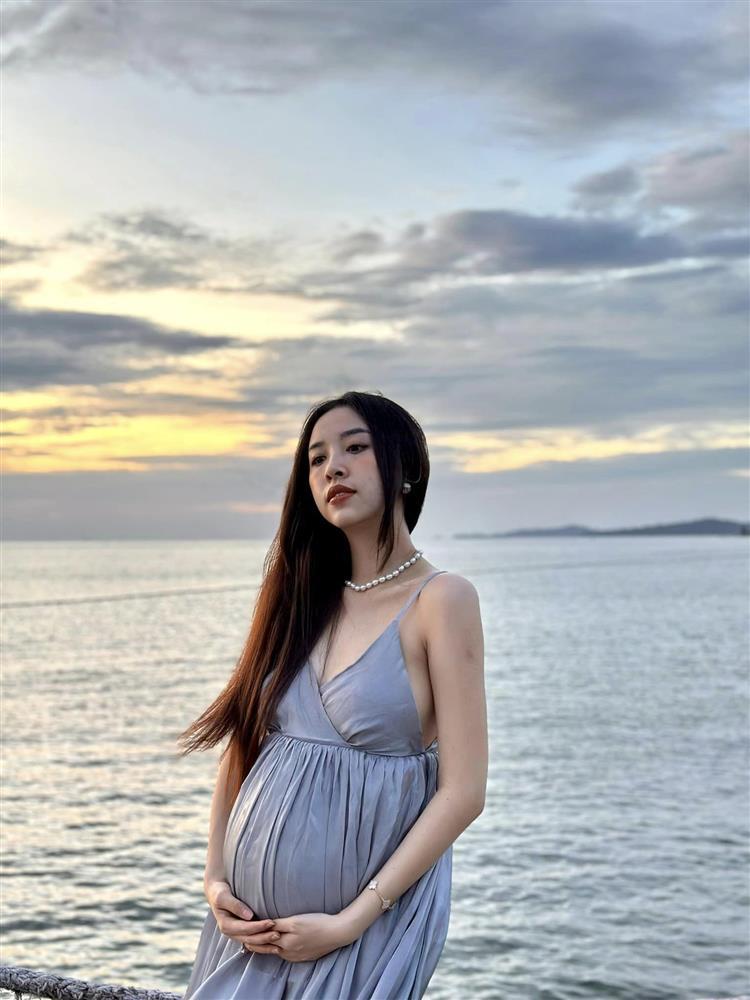 Á hậu Thúy An lần đầu khoe con gái-10