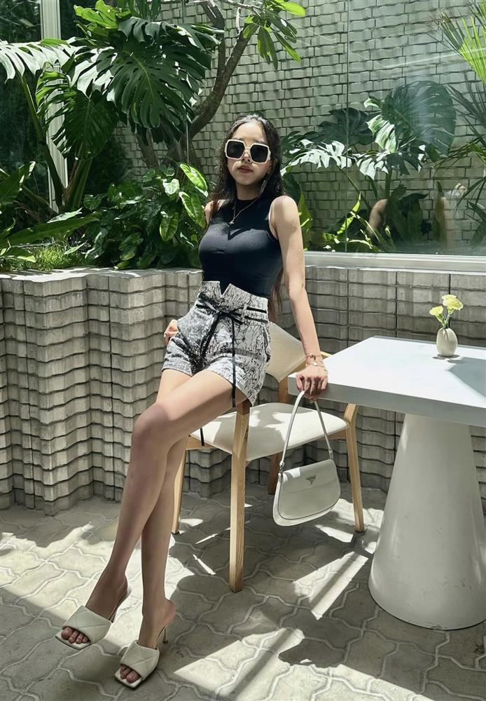 Á hậu Thúy An lần đầu khoe con gái-12