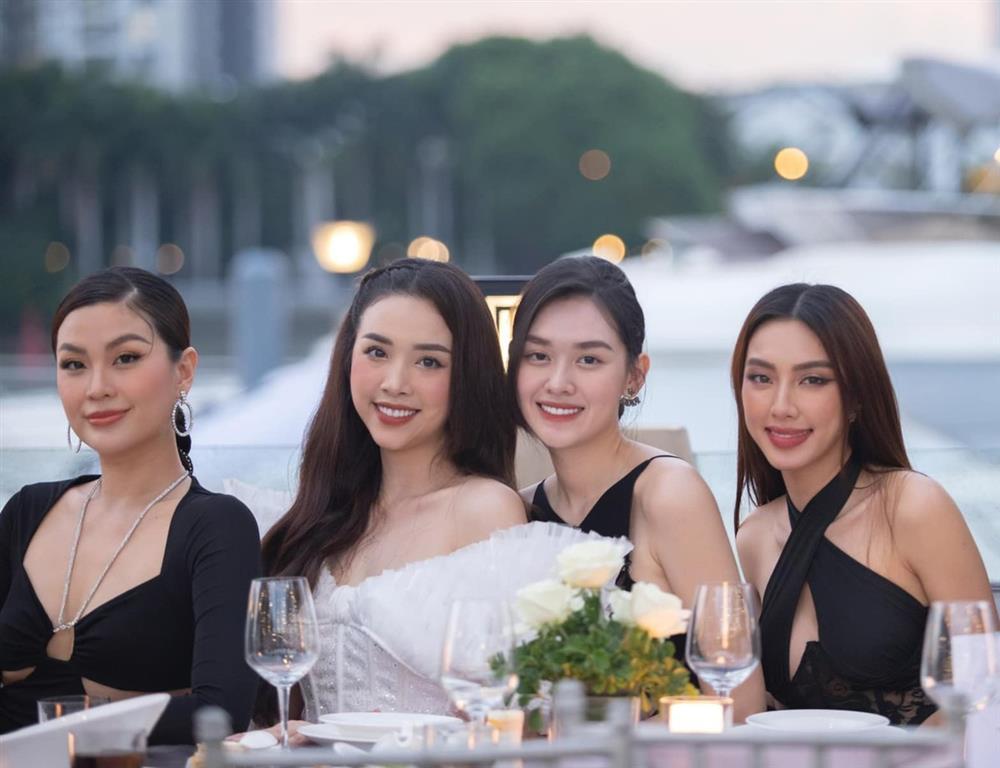 Á hậu Thúy An lần đầu khoe con gái-19