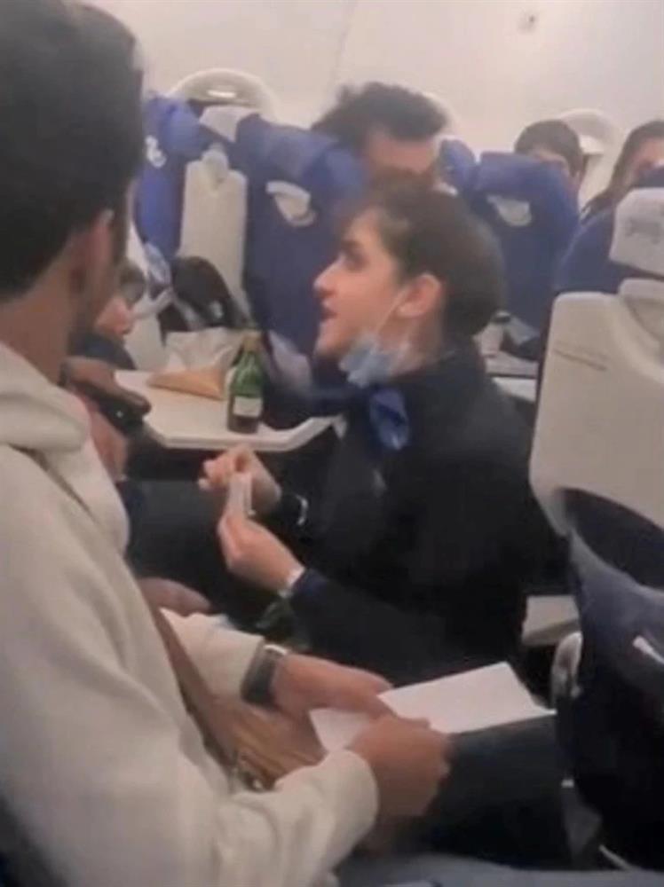 Chúng tôi không phải người hầu, câu nói hé lộ nỗi niềm của tiếp viên hàng không-2