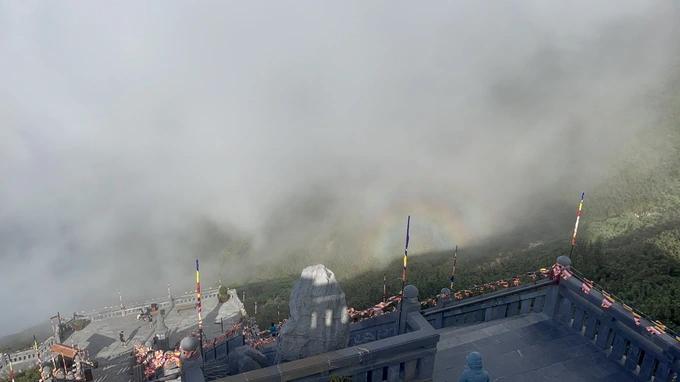 Du khách thích thú với hình ảnh ánh sáng kỳ ảo xuất hiện trên đỉnh Fansipan-1