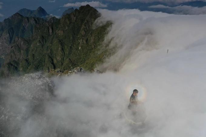 Du khách thích thú với hình ảnh ánh sáng kỳ ảo xuất hiện trên đỉnh Fansipan-2