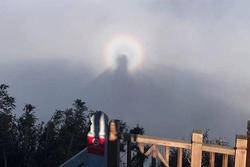Du khách thích thú với hình ảnh ánh sáng kỳ ảo xuất hiện trên đỉnh Fansipan