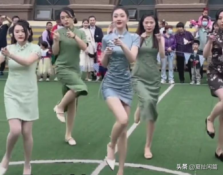 Đến trường con, mẹ mặc váy ngắn nhảy nhót khiến người xem ngượng chín mặt-2