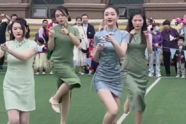 Chủ tịch ACB Trần Hùng Huy tắm mưa vừa nhảy, vừa hát trên sân khấu-3