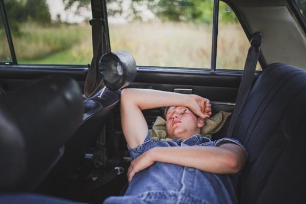 Có nên ngủ trong xe ô tô bật điều hòa?-1