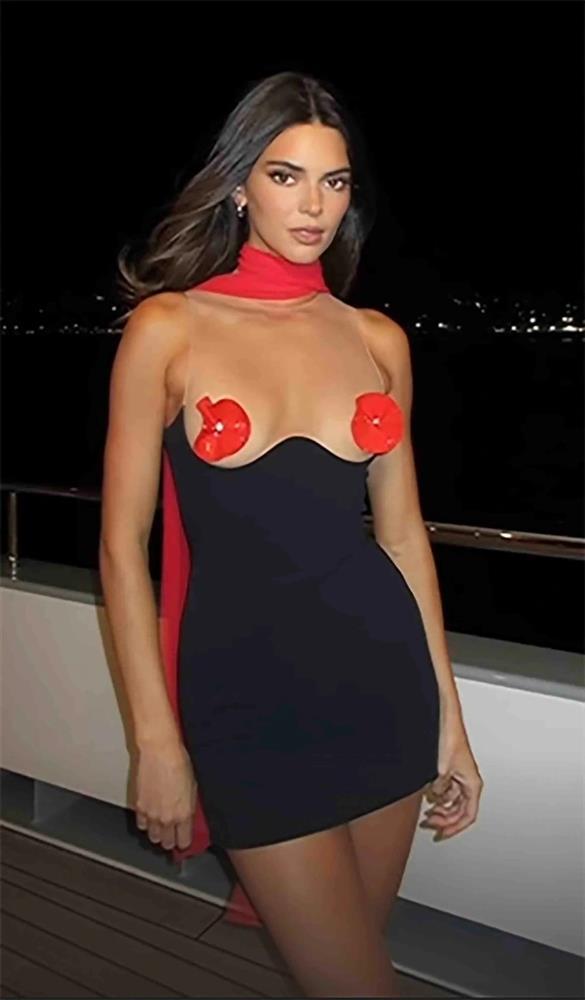 Mốt sử dụng phụ kiện che chắn vòng một gây sửng sốt-1