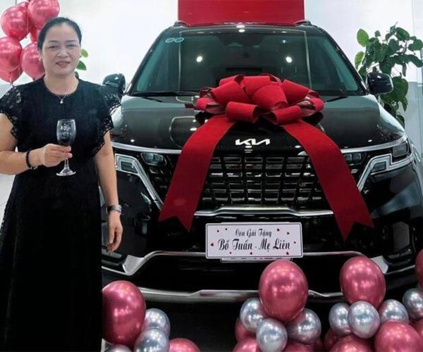 Người phụ nữ quý phái được Hòa Minzy tặng biệt thự chục tỷ cùng xế hộp sang-6