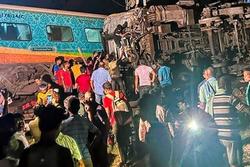 Nạn nhân sống sót trong tai nạn 3 tàu đâm vào nhau ở Ấn Độ: 15 người đè lên tôi