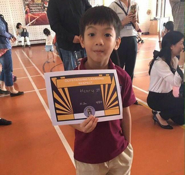 Con trai 13 tuổi của Cường Đô La ra dáng anh cả của 4 em, thành tích học tập ấn tượng-1