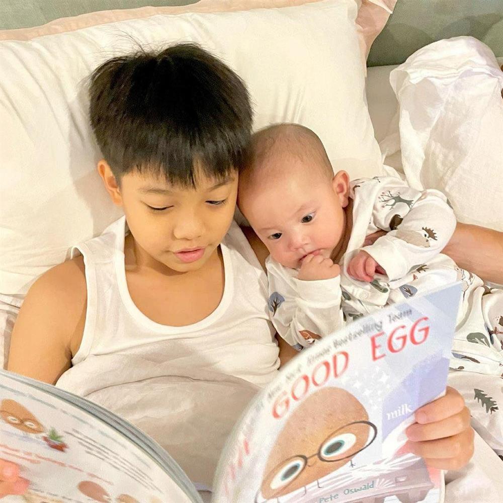 Con trai 13 tuổi của Cường Đô La ra dáng anh cả của 4 em, thành tích học tập ấn tượng-8