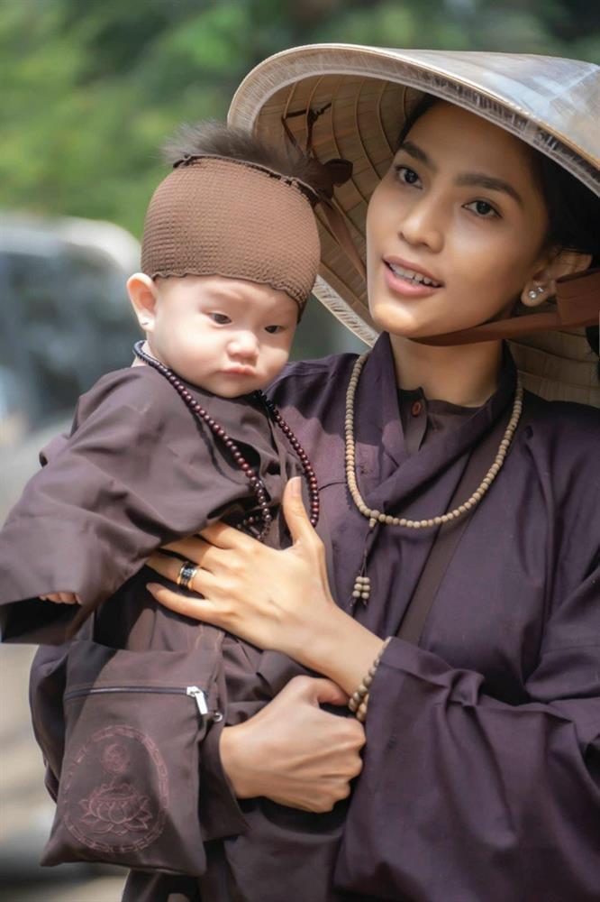 Á hậu Vbiz bất ngờ công khai hình ảnh của con gái đầu lòng-1