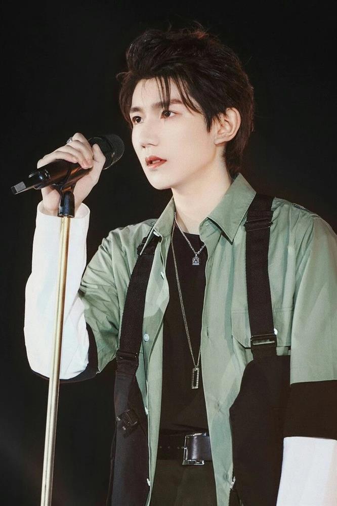 1 khán giả nữ bị chồng huỷ hôn vì mặc váy cưới đến dự show thần tượng-1