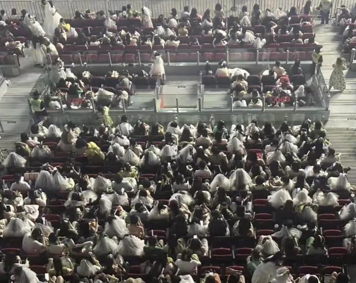 1 khán giả nữ bị chồng huỷ hôn vì mặc váy cưới đến dự show thần tượng-2