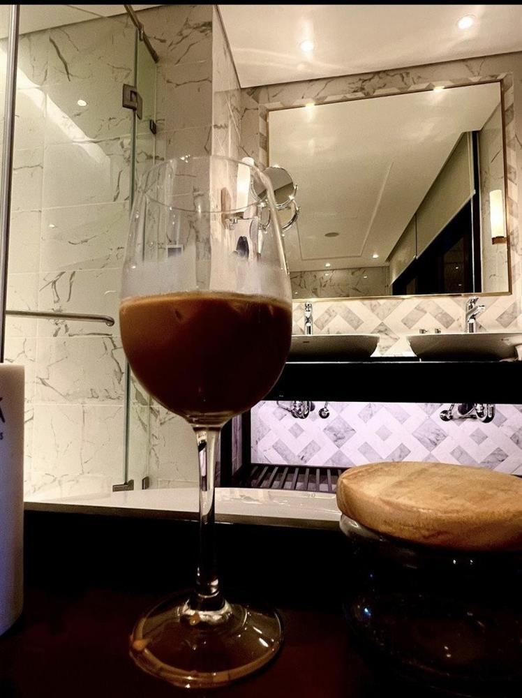 Từng làm người ở, HHen Niê hiện tại uống vang trong nhà tắm như cô chủ-5