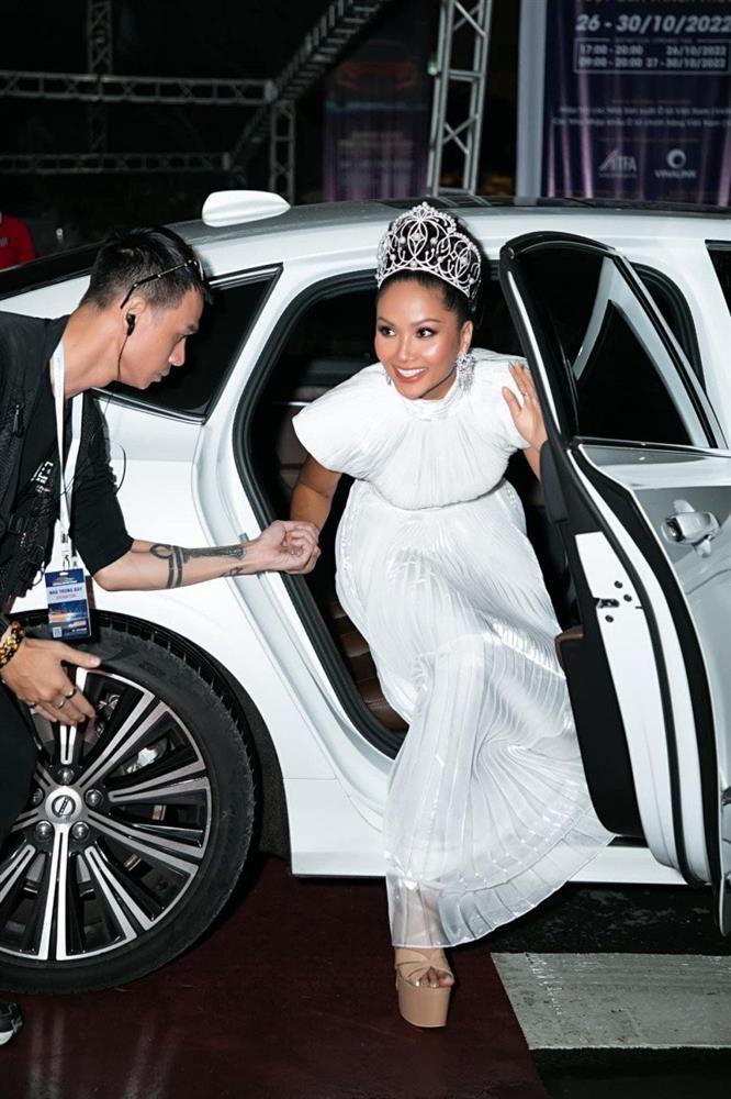 Từng làm người ở, HHen Niê hiện tại uống vang trong nhà tắm như cô chủ-11