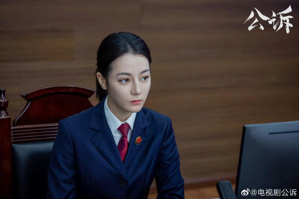 Địch Lệ Nhiệt Ba thất bại vì quá đẹp-1