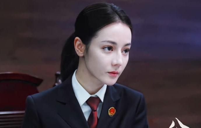 Địch Lệ Nhiệt Ba thất bại vì quá đẹp-4