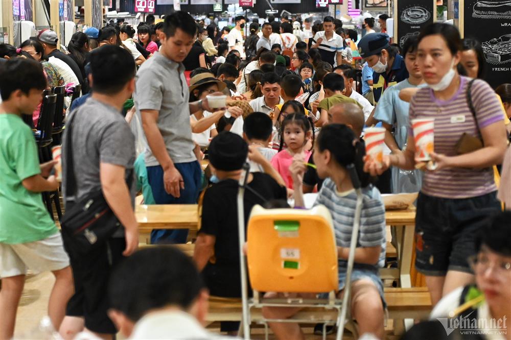 Mất điện, hàng nghìn người ở Hà Nội chui vào trung tâm thương mại trốn nóng-1