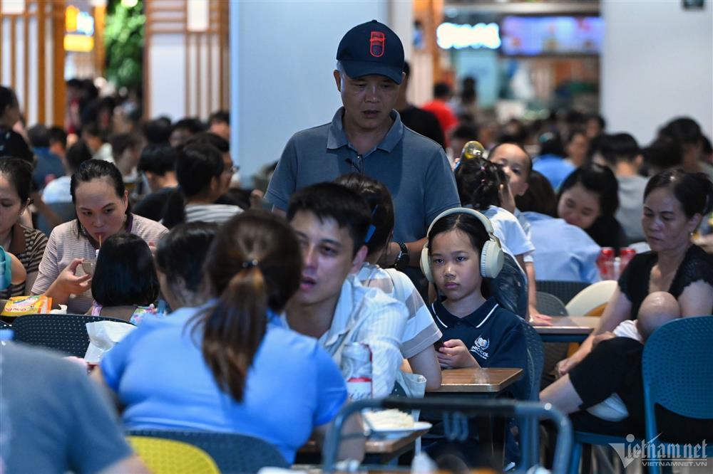 Mất điện, hàng nghìn người ở Hà Nội chui vào trung tâm thương mại trốn nóng-2