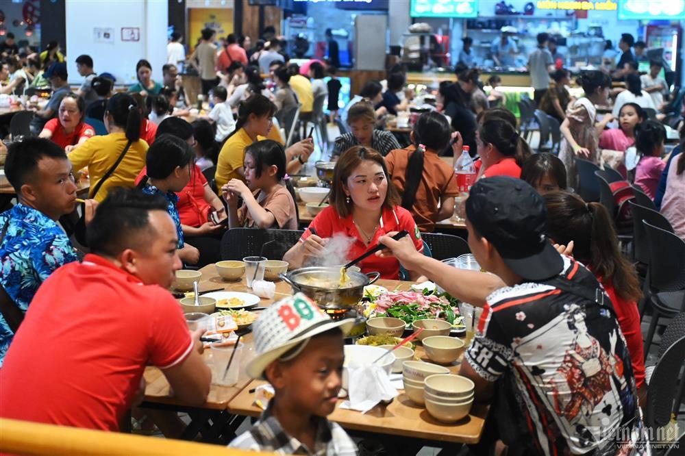 Mất điện, hàng nghìn người ở Hà Nội chui vào trung tâm thương mại trốn nóng-3