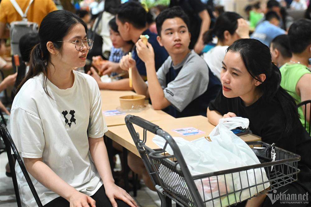 Mất điện, hàng nghìn người ở Hà Nội chui vào trung tâm thương mại trốn nóng-4