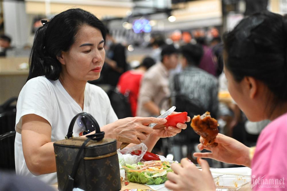 Mất điện, hàng nghìn người ở Hà Nội chui vào trung tâm thương mại trốn nóng-5