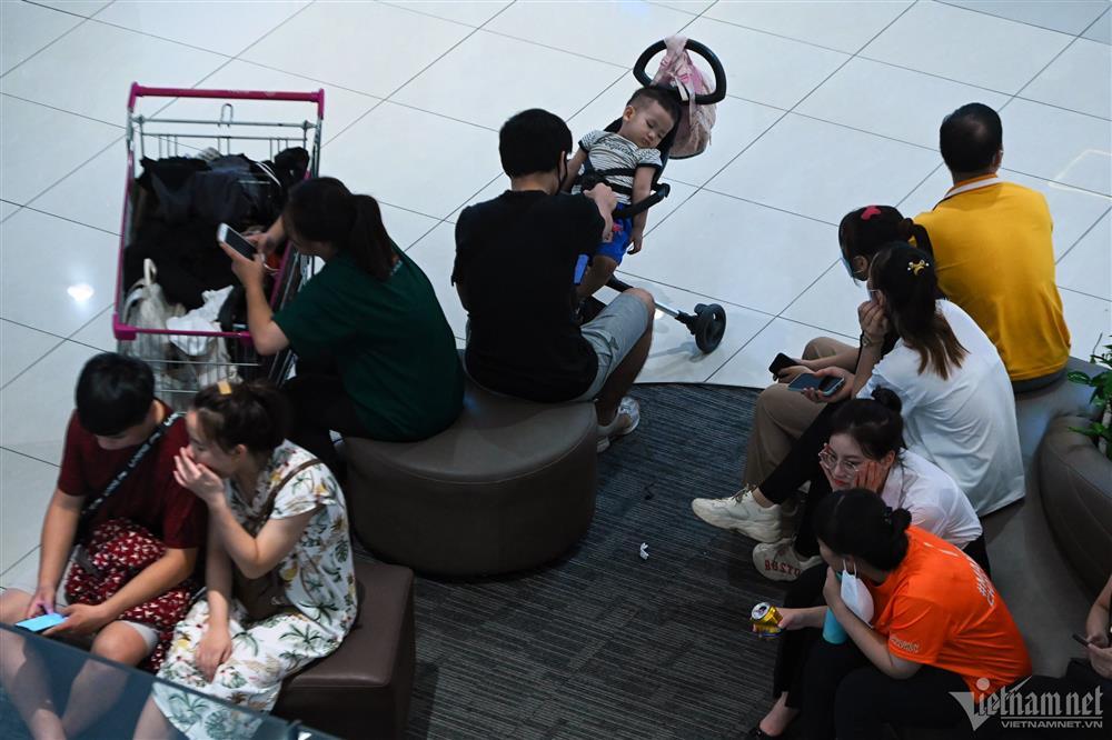 Mất điện, hàng nghìn người ở Hà Nội chui vào trung tâm thương mại trốn nóng-6