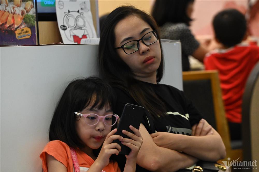 Mất điện, hàng nghìn người ở Hà Nội chui vào trung tâm thương mại trốn nóng-7