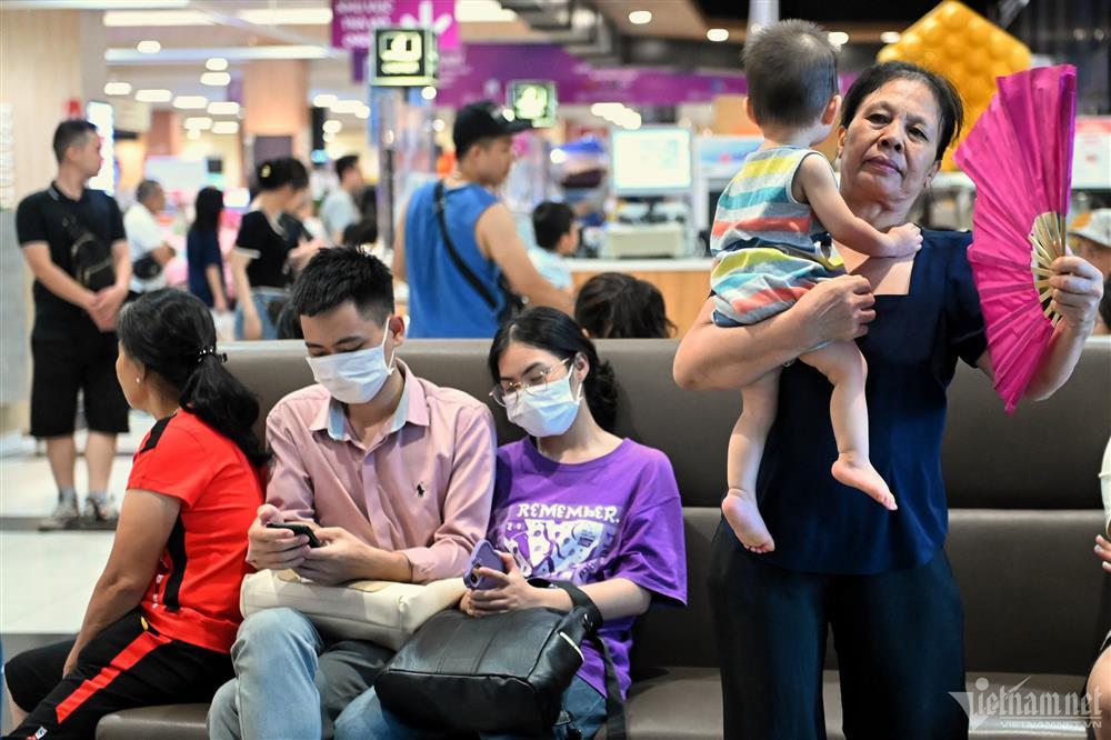 Mất điện, hàng nghìn người ở Hà Nội chui vào trung tâm thương mại trốn nóng-8