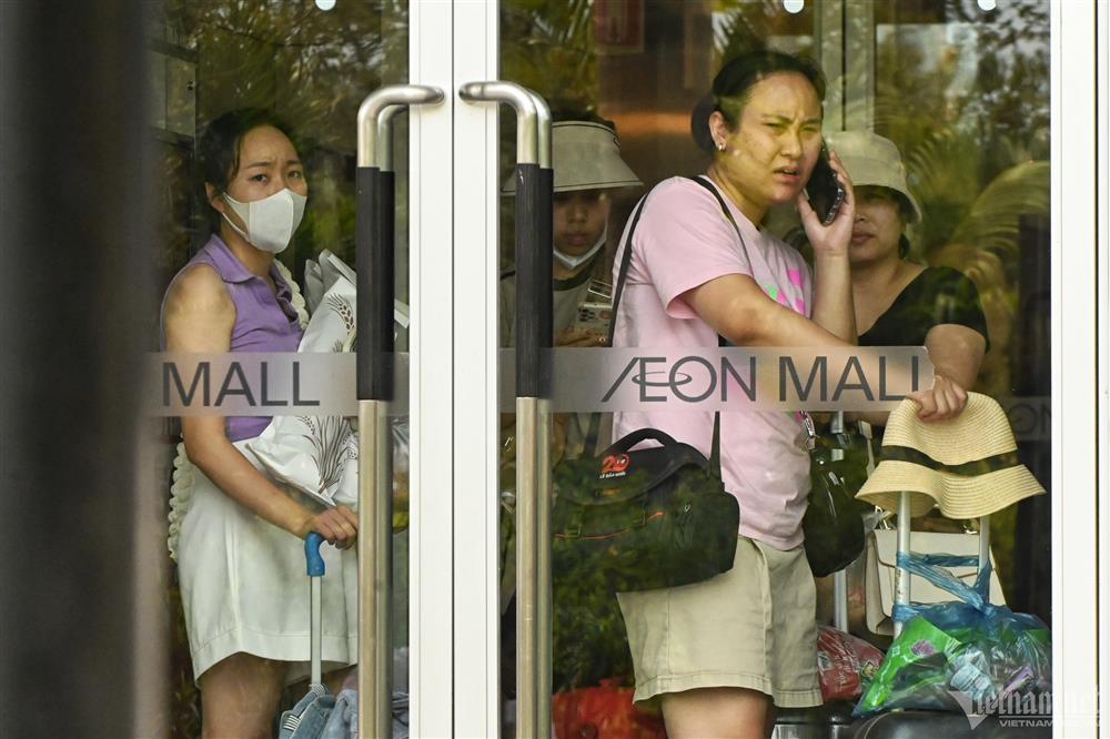 Mất điện, hàng nghìn người ở Hà Nội chui vào trung tâm thương mại trốn nóng-12