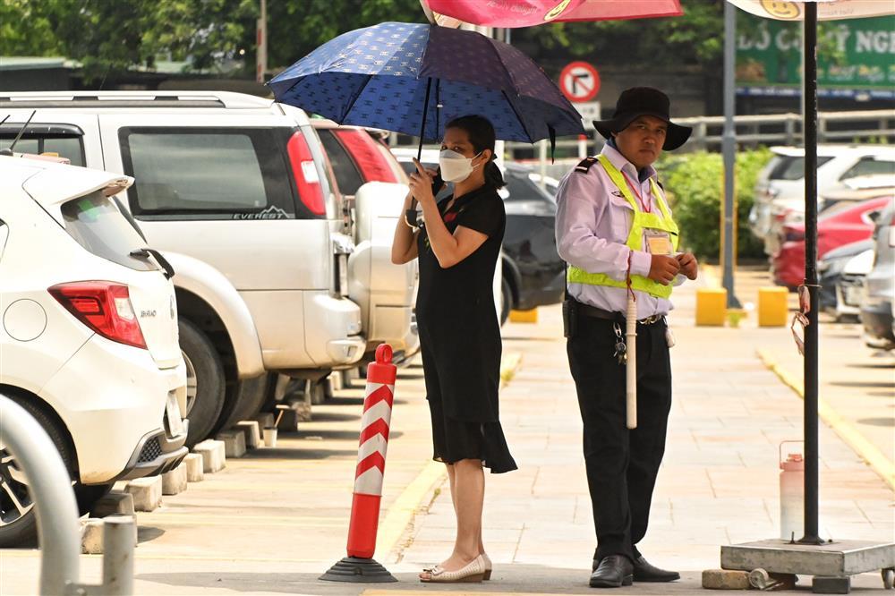 Mất điện, hàng nghìn người ở Hà Nội chui vào trung tâm thương mại trốn nóng-13