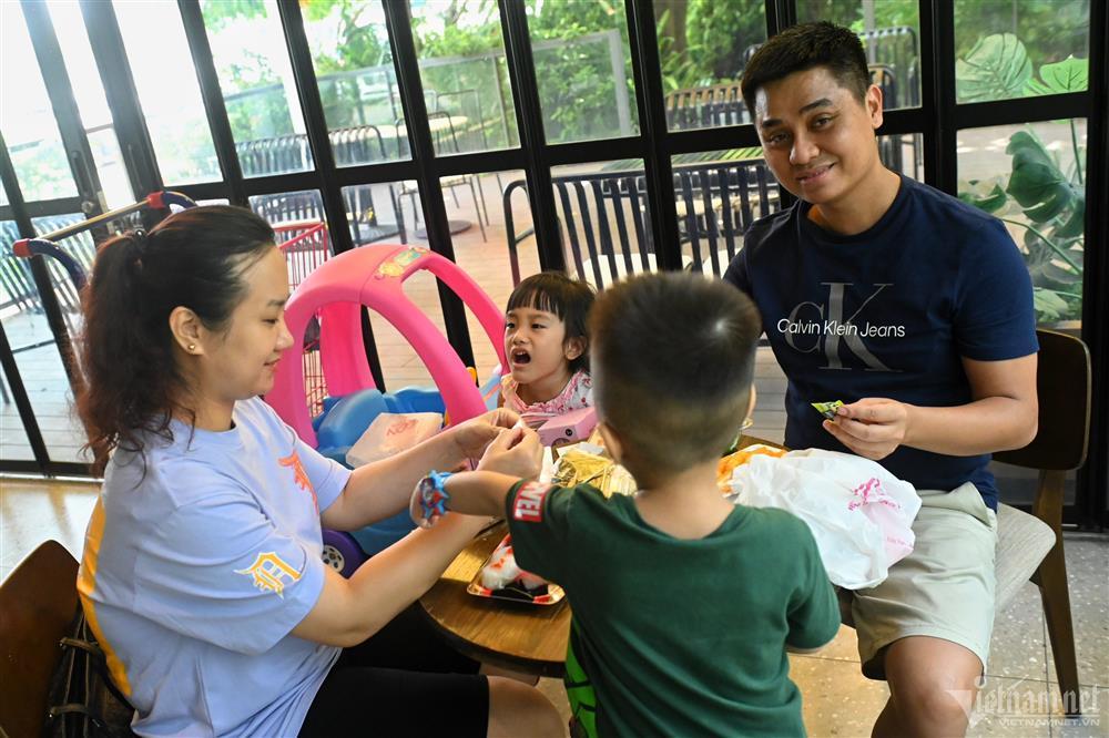 Mất điện, hàng nghìn người ở Hà Nội chui vào trung tâm thương mại trốn nóng-10