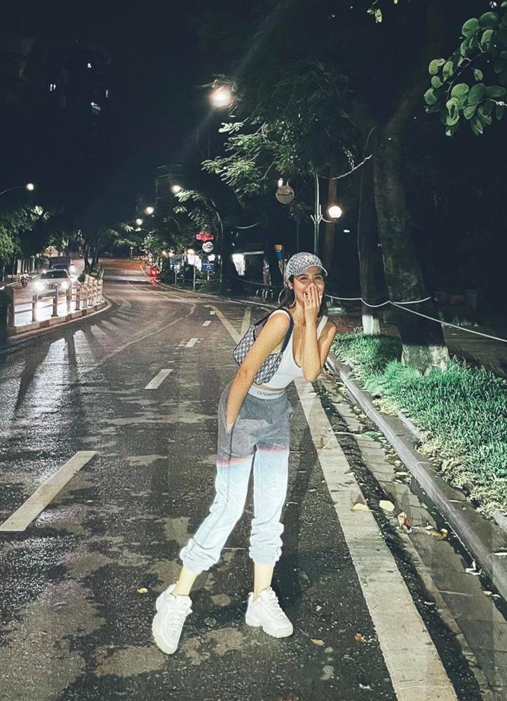 Huyền Lizzie khoe bộ sưu tập giày gây bất ngờ-7