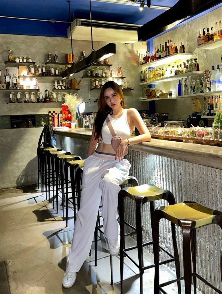 Huyền Lizzie khoe bộ sưu tập giày gây bất ngờ-10