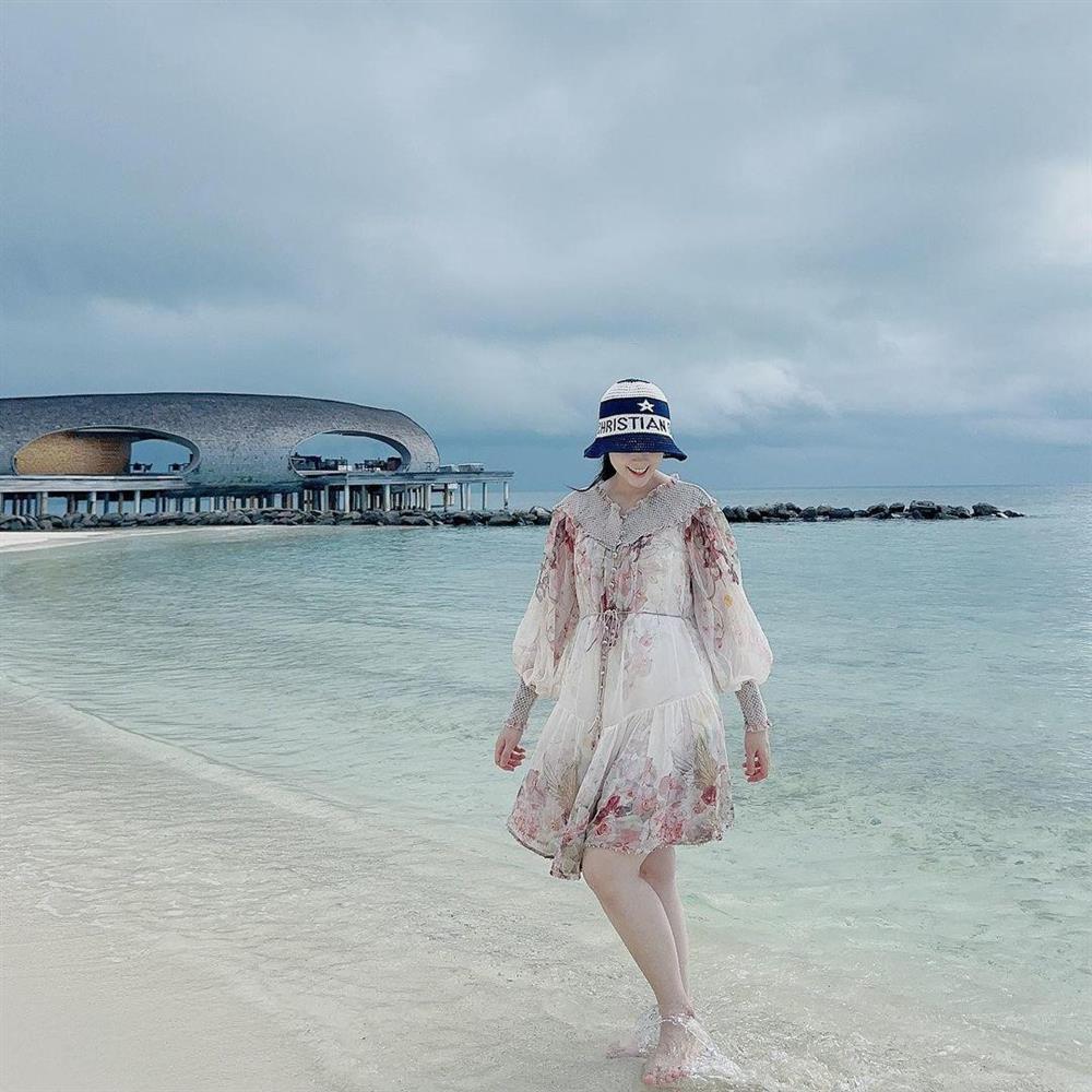 Vợ Đỗ Duy Mạnh đứng cạnh Hyun Bin, diện váy gần 50 triệu che bụng bầu-7