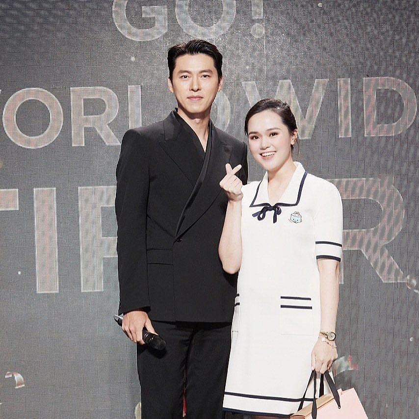 Vợ Đỗ Duy Mạnh đứng cạnh Hyun Bin, diện váy gần 50 triệu che bụng bầu-2