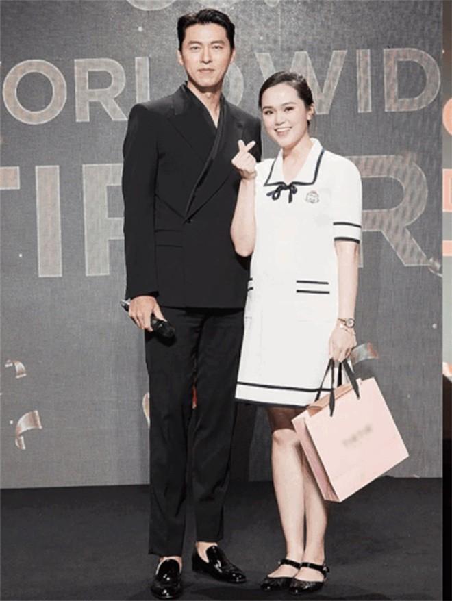 Vợ Đỗ Duy Mạnh đứng cạnh Hyun Bin, diện váy gần 50 triệu che bụng bầu-10