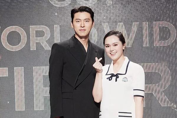 Vợ Đỗ Duy Mạnh bụng bầu vượt mặt vẫn ra sân cổ vũ chồng-3