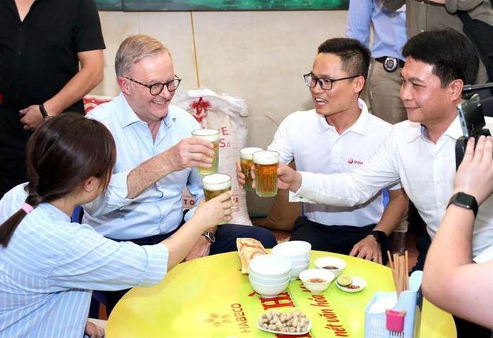 Thủ tướng Úc uống bia hơi với đậu rán, lạc luộc-1