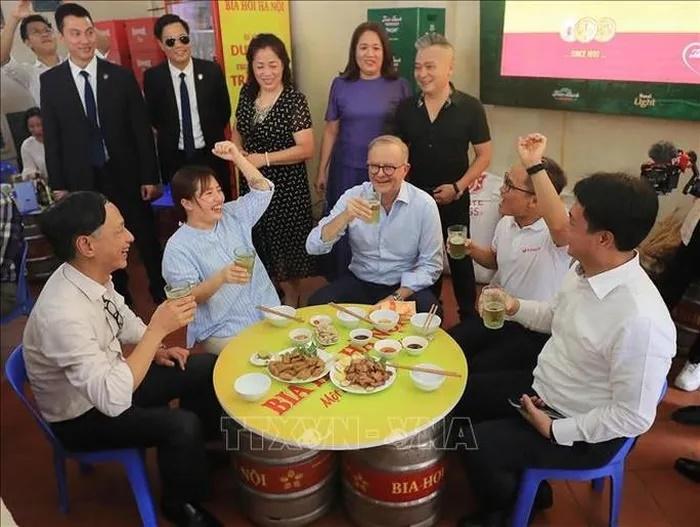 Thủ tướng Úc uống bia hơi với đậu rán, lạc luộc-10