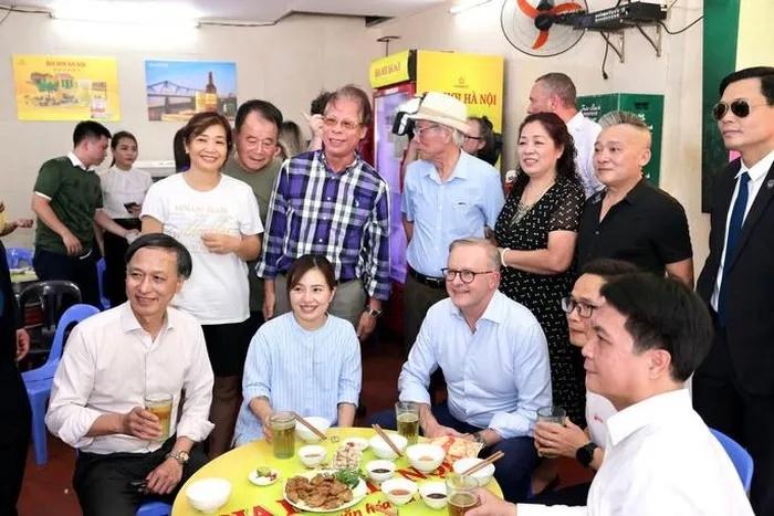 Thủ tướng Úc uống bia hơi với đậu rán, lạc luộc-11