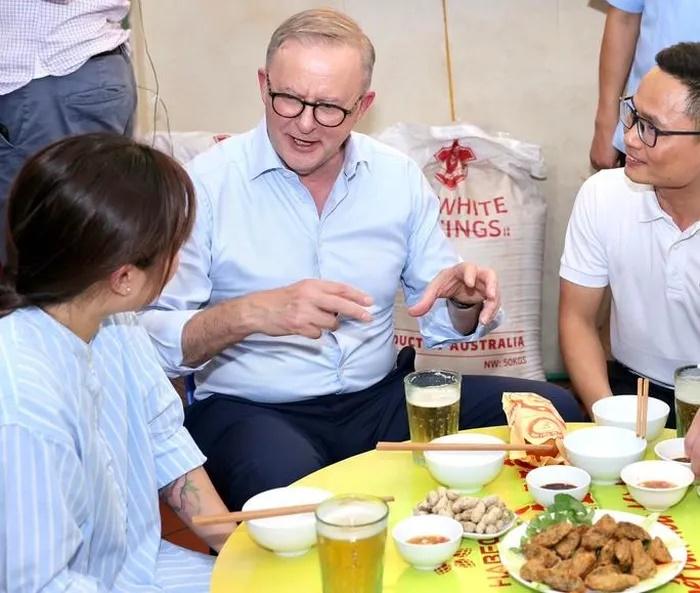 Thủ tướng Úc uống bia hơi với đậu rán, lạc luộc-12