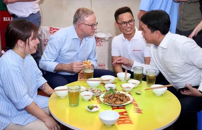 Thủ tướng Úc uống bia hơi với đậu rán, lạc luộc-13