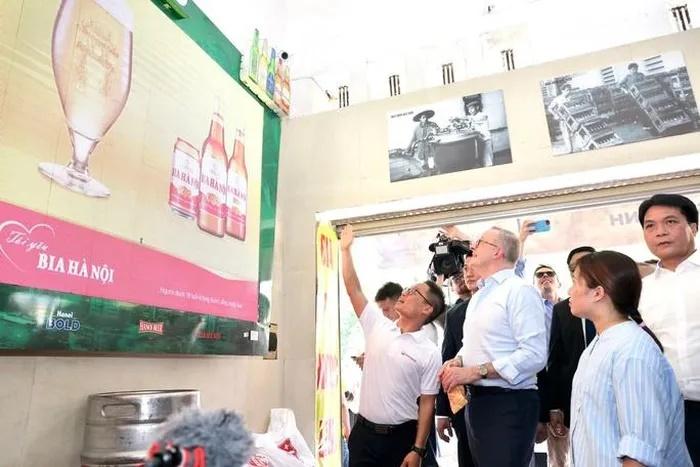 Thủ tướng Úc uống bia hơi với đậu rán, lạc luộc-7