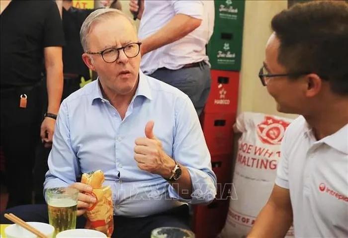 Thủ tướng Úc uống bia hơi với đậu rán, lạc luộc-9