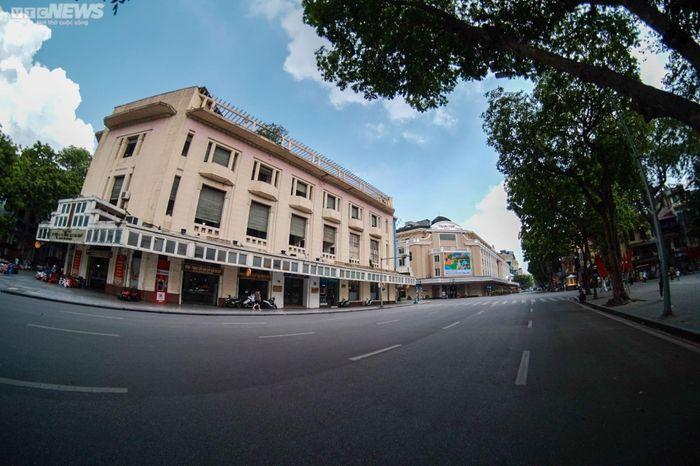 Hà Nội nắng như đổ lửa, phố đi bộ Hồ Gươm cuối tuần vắng hoe-1