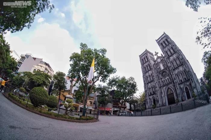 Hà Nội nắng như đổ lửa, phố đi bộ Hồ Gươm cuối tuần vắng hoe-10