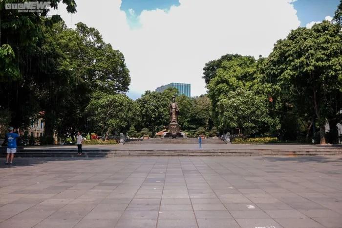 Hà Nội nắng như đổ lửa, phố đi bộ Hồ Gươm cuối tuần vắng hoe-3