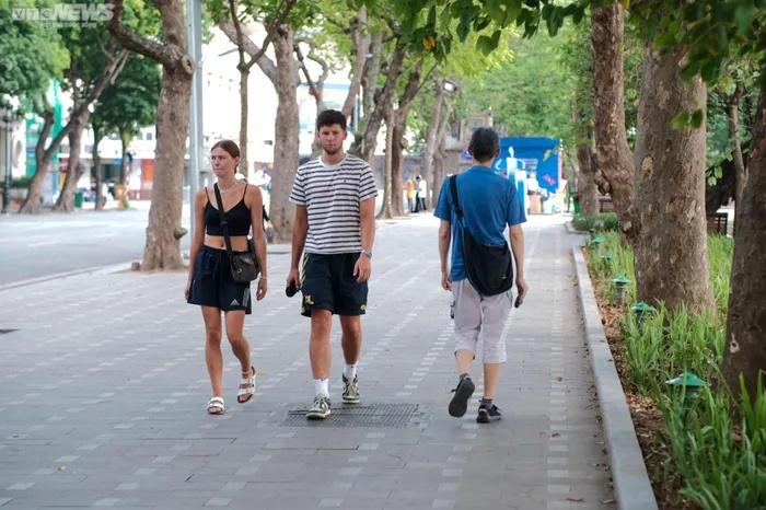 Hà Nội nắng như đổ lửa, phố đi bộ Hồ Gươm cuối tuần vắng hoe-4